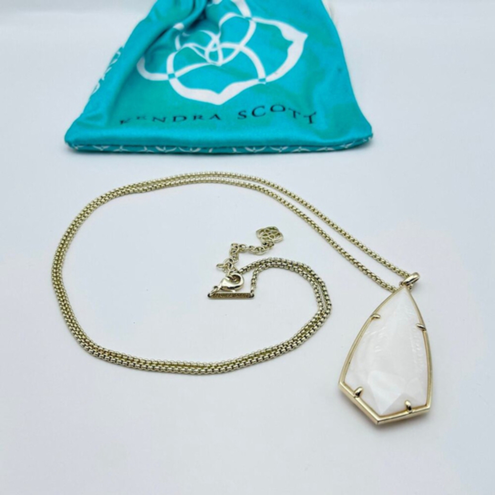 Kendra Scott Carole.White Mother of Pearl Pendant Necklace Gold Tone 0633. - Picture 2 of 3